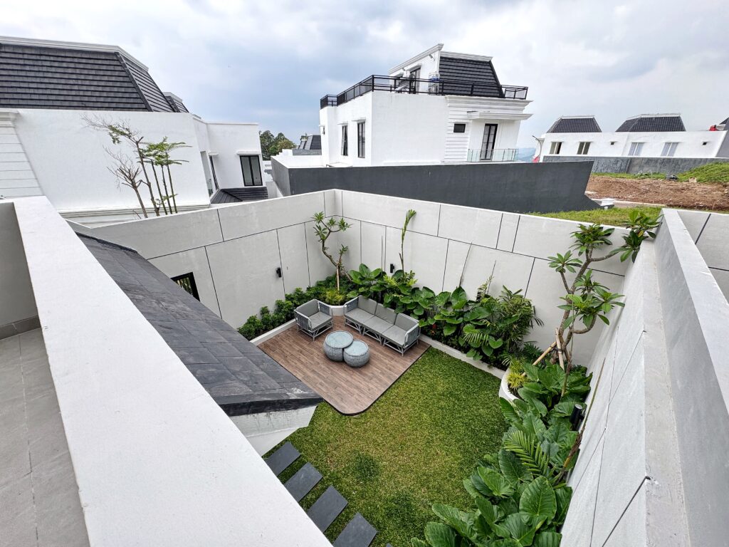 Rumah di jual di bandar lampung, dengan konsep rumah 2 lantai, tata ruang terbuka, halaman belakang luas.