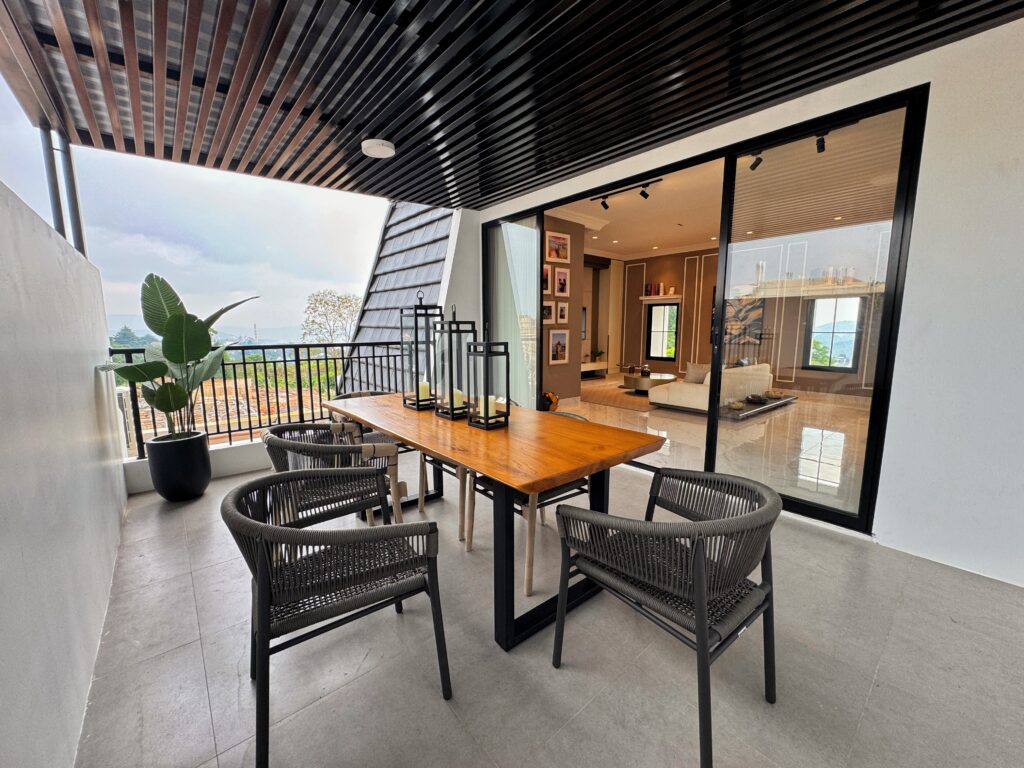 Gambaran bagian Attic Room outdoor sebagai tempat santai keluarga.